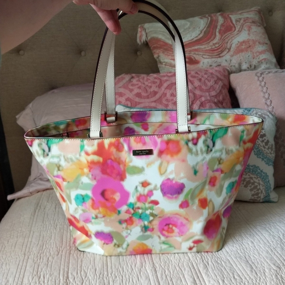 kate spade Handbags - Kate Spade New York Large Vegan Leather City Streets Spring Floral Tote Handbag
